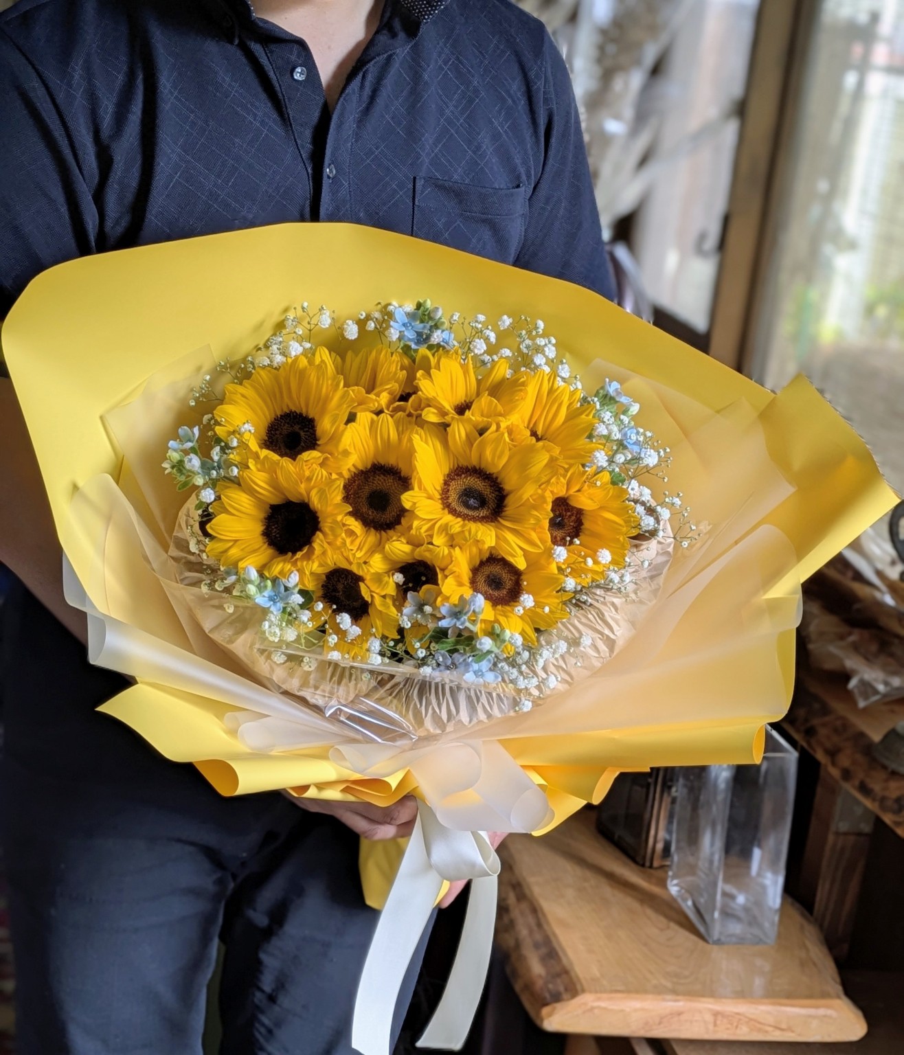 ひまわりとかすみ草を束ねたプロポーズ花束