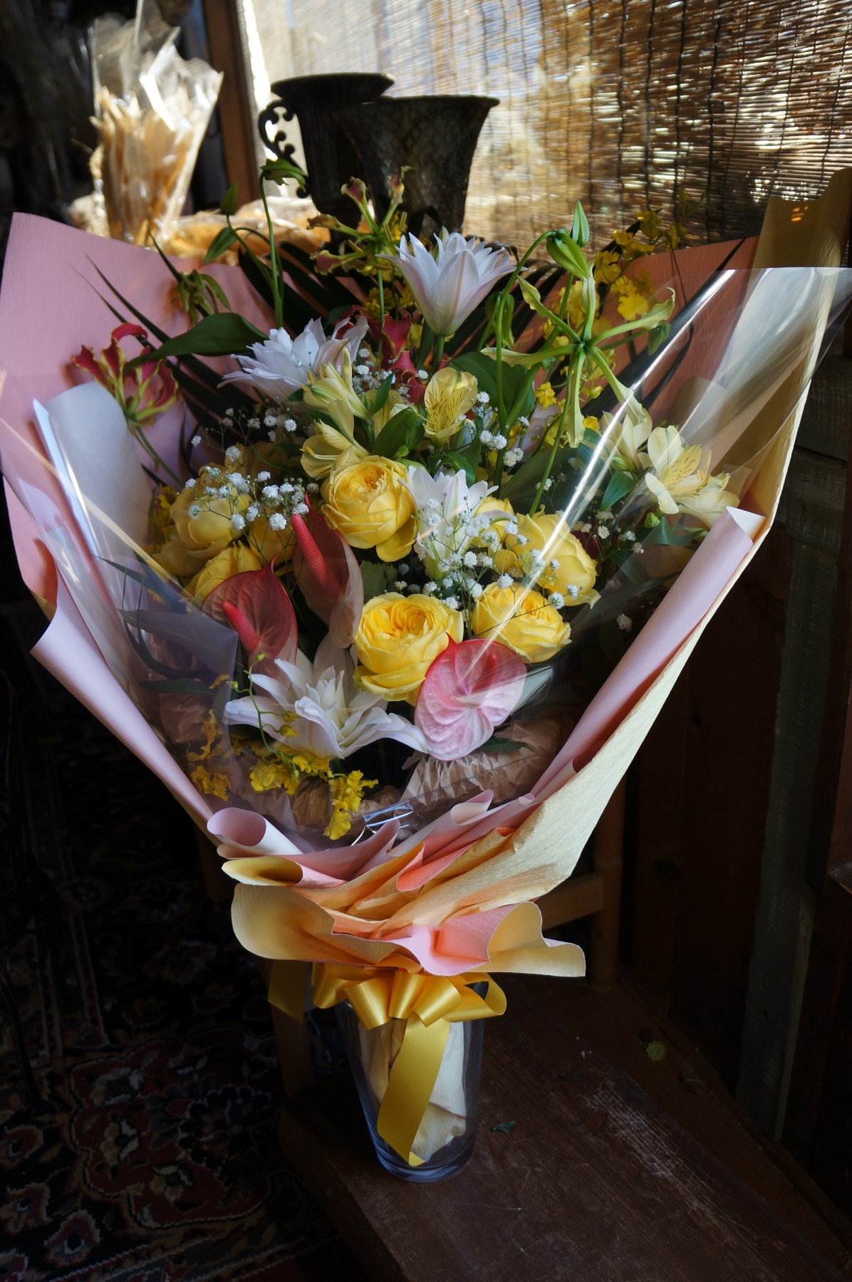 女性の米寿祝いにお作りした黄色とピンクの華やかな花束