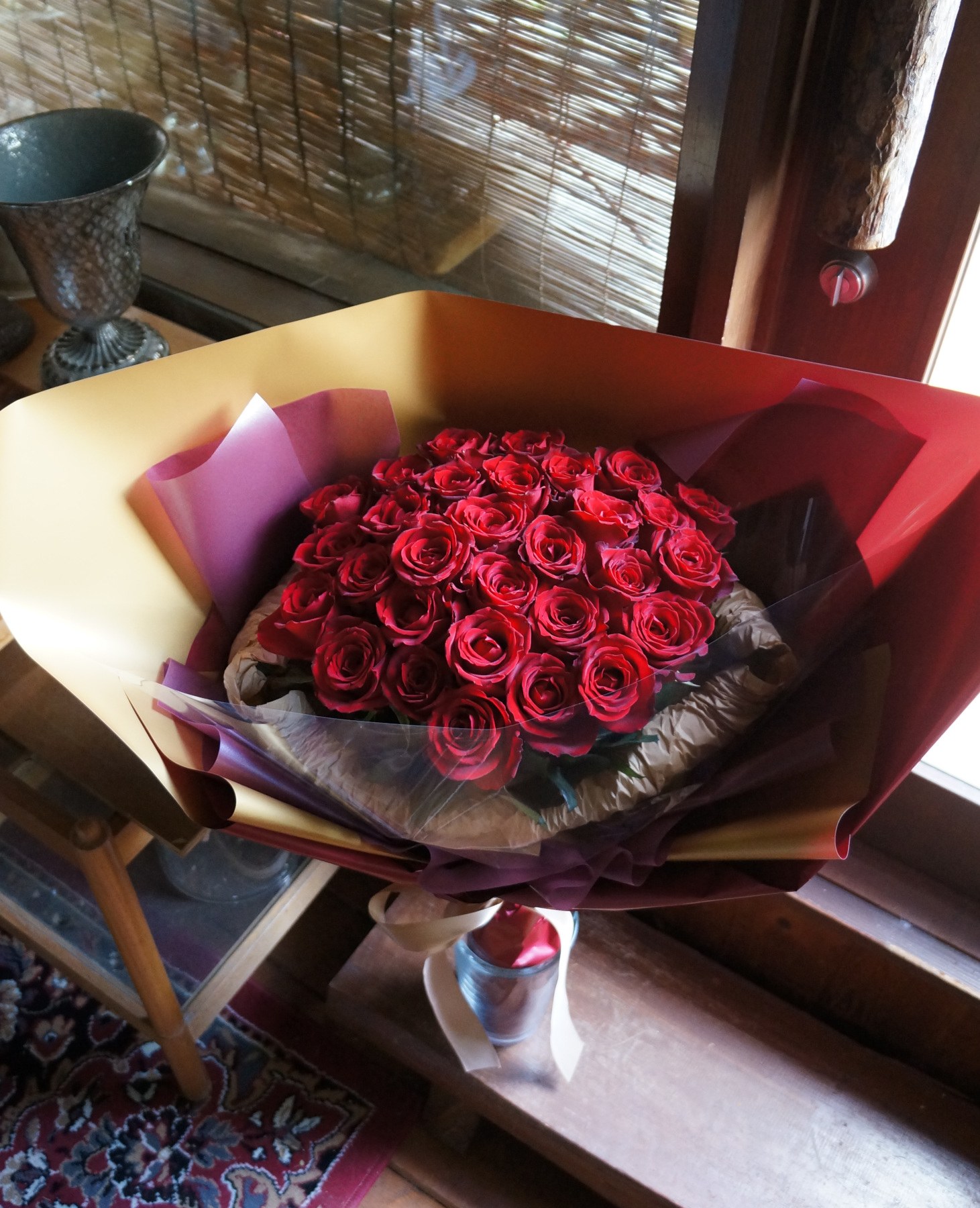 妹さんの還暦祝いにお作りした赤バラ30本の花束