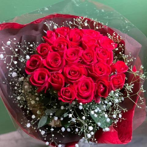 かすみ草を添えた赤バラの花束